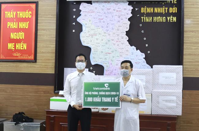 Vietcombank Phố Hiến trao tặng 1.000 khẩu trang y tế N95 cho bệnh viện nhiệt đới tỉnh Hưng Yên phòng, chống dịch COVID-19