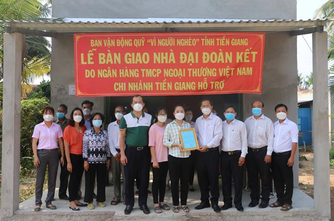Vietcombank Tiền Giang trao tặng 20 căn nhà đại đoàn kết trên địa bàn tỉnh