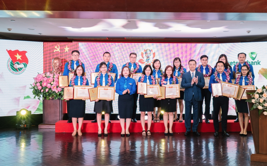 Vietcombank tổ chức Lễ tuyên dương Thanh niên tiên tiến làm theo lời Bác giai đoạn 2020 - 2021 và vinh danh cán bộ đoàn tiêu biểu nhiệm kỳ 2017 - 2022