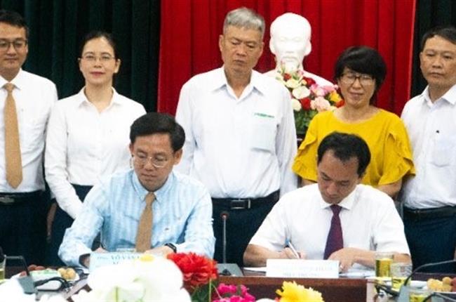 Vietcombank Quảng Ngãi ký kết hợp tác toàn diện với Trường Đại học Phạm Văn Đồng và trao tặng màn hình trị giá 150 triệu đồng
