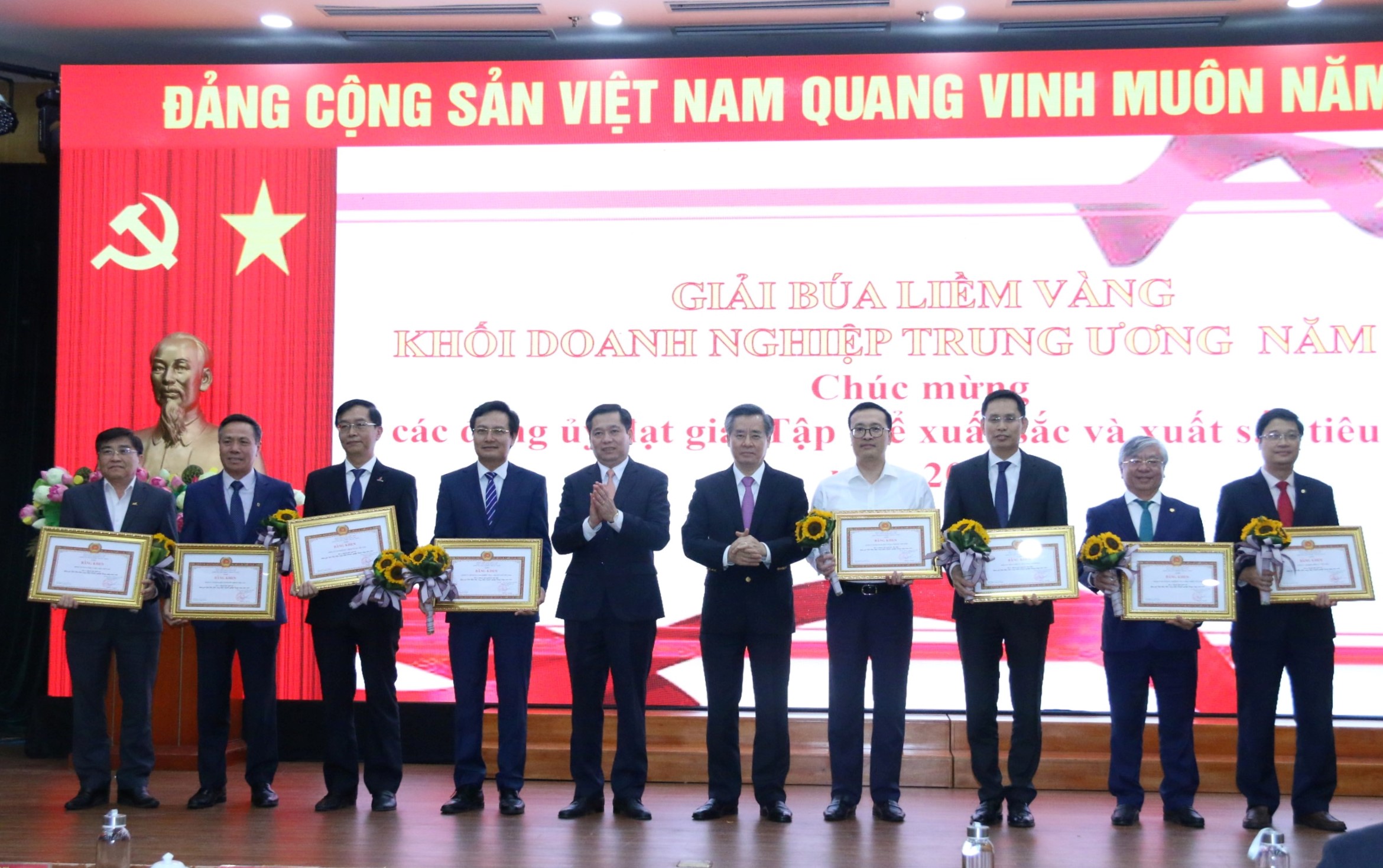 Đảng ủy Vietcombank được vinh danh là đơn vị có thành tích xuất sắc tiêu biểu trong tham gia Giải Búa liềm vàng Khối Doanh nghiệp Trung ương năm 2022