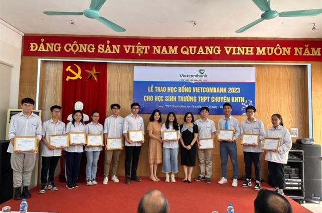 Vietcombank Hoàng Mai trao học bổng 150 triệu đồng cho học sinh Trường THPT chuyên Khoa học tự nhiên