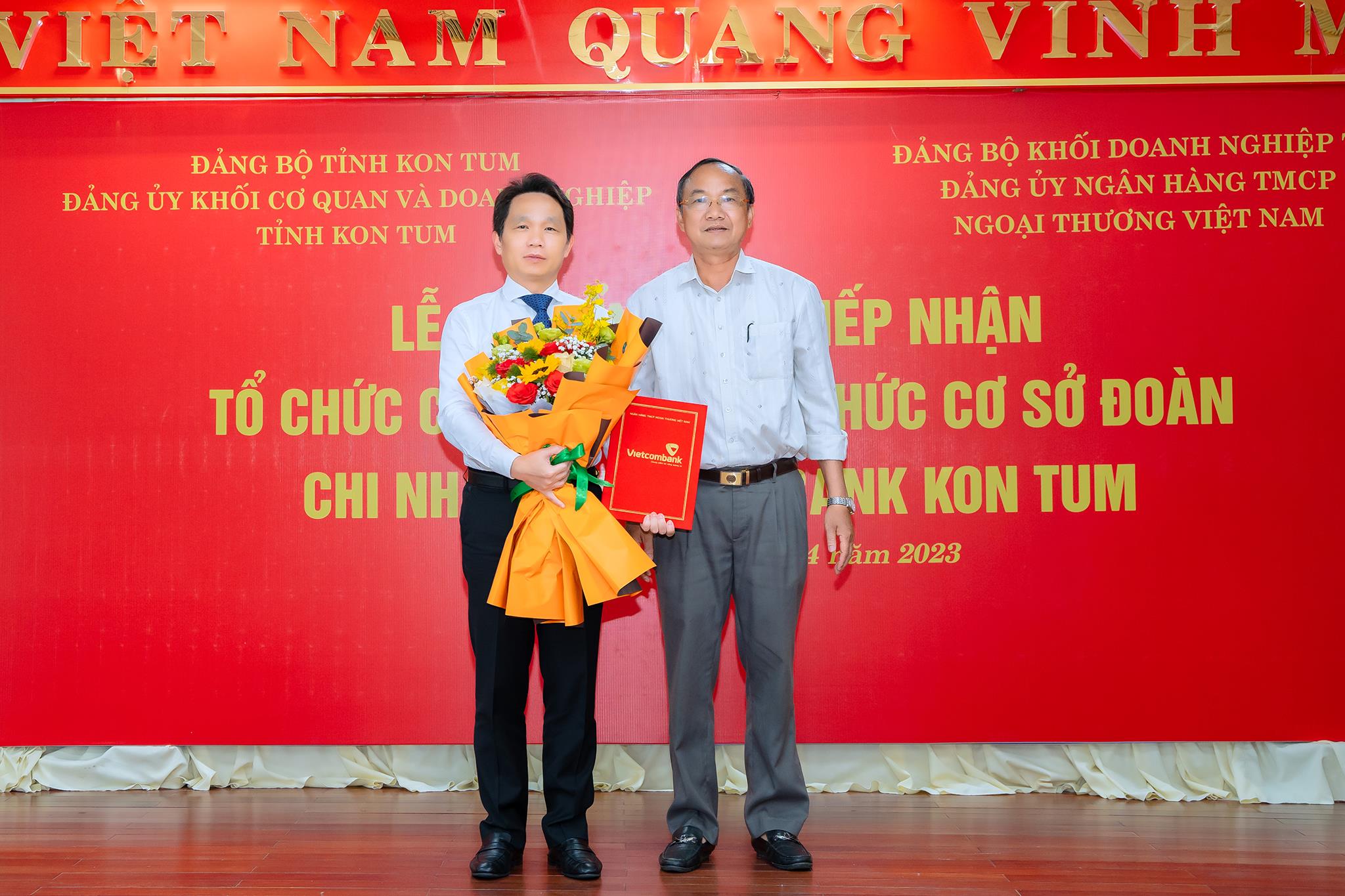 Lễ chuyển giao và tiếp nhận tổ chức Đảng và đảng viên Chi bộ cơ sở Vietcombank Kon Tum