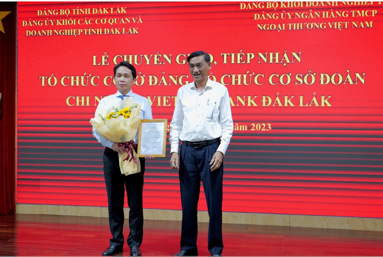 Lễ chuyển giao tiếp nhận tổ chức cơ sở Đảng, tổ chức cơ sở Đoàn chi nhánh Vietcombank Đắk Lắk