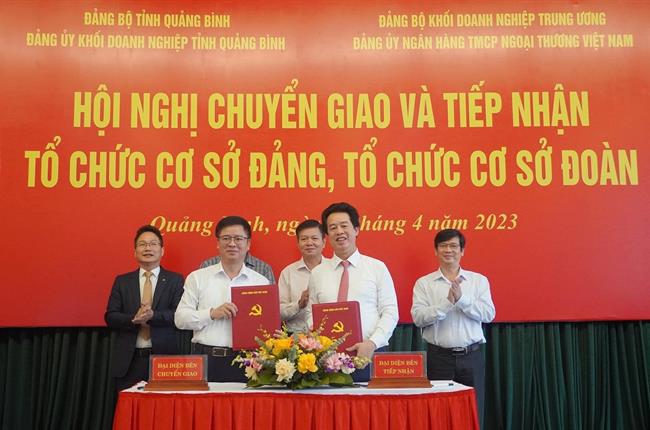 Hội nghị chuyển giao và tiếp nhận tổ chức cơ sở Đảng, tổ chức cơ sở Đoàn Vietcombank Quảng Bình