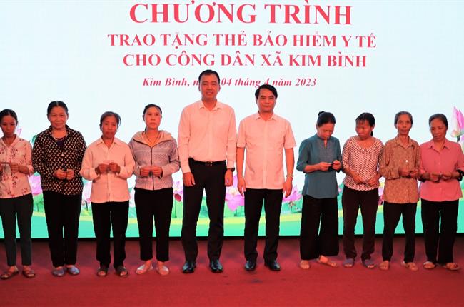 Vietcombank Hà Nam trao tặng sổ BHXH, thẻ BHYT cho người dân có hoàn cảnh khó khăn trên địa bàn 