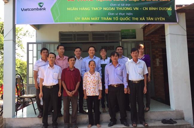 Vietcombank Bình Dương trao tặng nhà đại đoàn kết cho các hộ gia đình tại thị xã Tân Uyên và thành phố Thủ Dầu Một