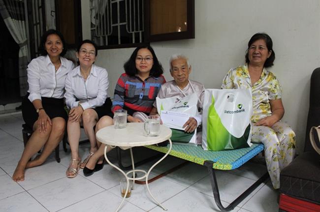 Vietcombank Bình Dương thăm và tặng quà cho các Mẹ Việt Nam  Anh hùng tại thị xã Bến Cát