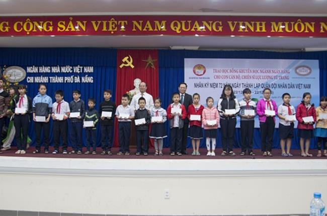 Vietcombank Đà Nẵng trao học bổng khuyến học