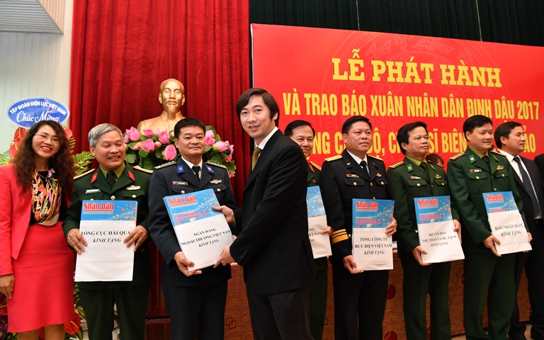 Vietcombank đồng hành cùng báo Nhân dân trao tặng báo Xuân Đinh Dậu 2017 tới cán bộ,  chiến sĩ biên giới, hải đảo