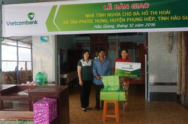 Vietcombank Cần Thơ trao tặng nhà tình nghĩa cho các gia đình có công với cách mạng tại xã Tân Phước Hưng, huyện Phụng Hiệp, tỉnh Hậu Giang
