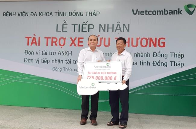 Vietcombank Đồng Tháp trao tặng xe cứu thương cho Bệnh viện đa khoa tỉnh Đồng Tháp