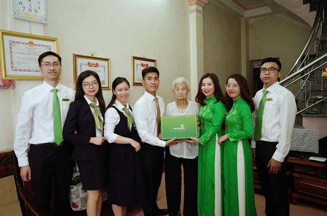 Công đoàn cơ sở Vietcombank Thái Nguyên thăm Mẹ Việt Nam Anh hùng