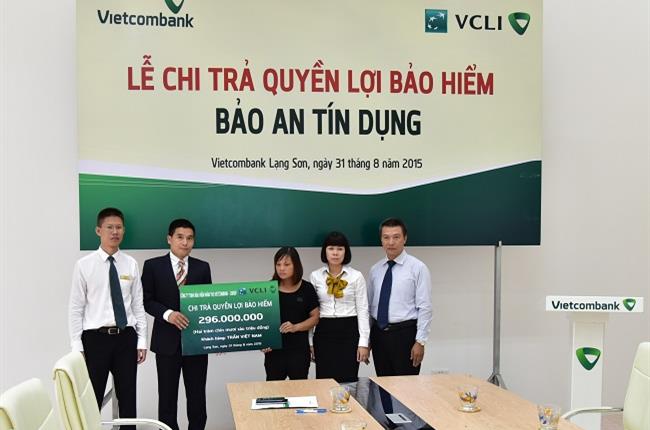 Vietcombank và VCLI phối hợp chi trả quyền lợi bảo hiểm cho khách hàng tại Lạng Sơn