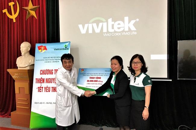 Phòng Công nợ và phòng Quản lý rủi ro tín dụng Trụ sở chính Vietcombank tổ chức tặng quà các bệnh nhân nặng có hoàn cảnh khó khăn tại Bệnh viện K cơ sở 2