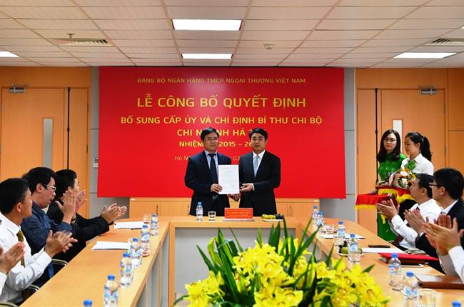 Lễ công bố quyết định bổ sung cấp ủy và chỉ định bí thư chi bộ Vietcombank hà tây