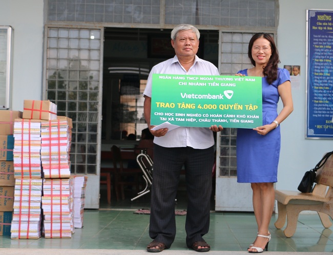 Vietcombank Tiền Giang tặng 4000 quyển tập cho học sinh nghèo xã Tam Hiệp