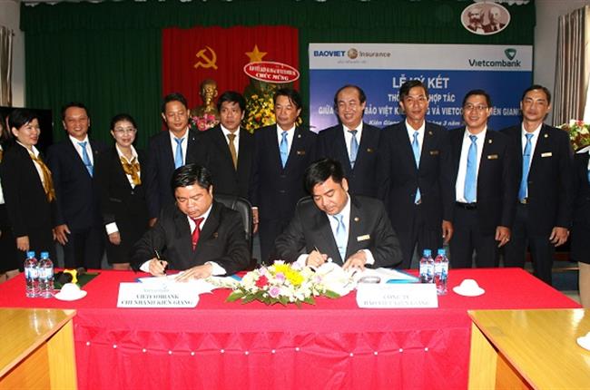 Lễ ký kết thỏa thuận hợp tác giữa Vietcombank Kiên Giang và công ty bảo việt Kiên Giang