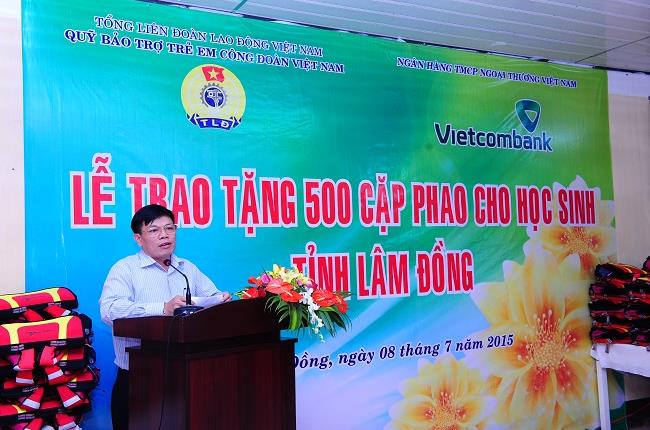 Vietcombank trao tặng 500 cặp phao cứu sinh và 40 phần quà học bổng cho trẻ em tỉnh Lâm Đồng