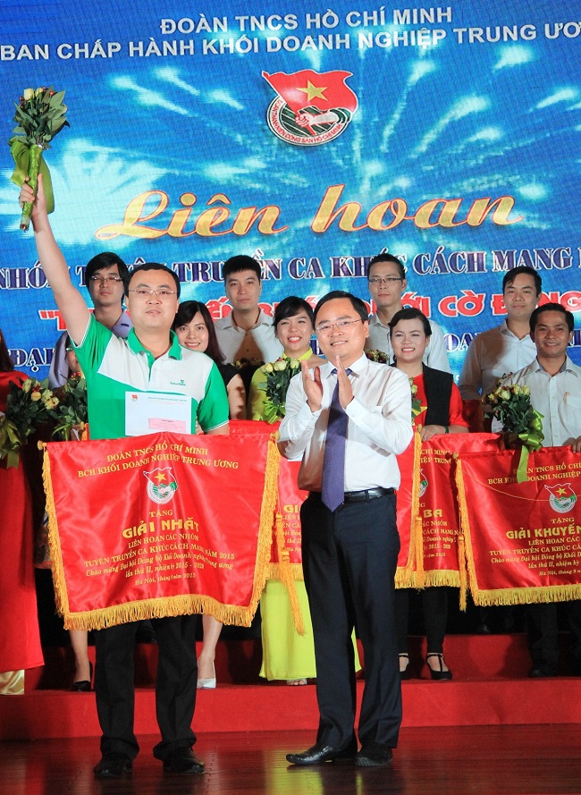 Đoàn thanh niên Vietcombank đạt giải nhất “tự hào tiến bước dưới cờ đảng”