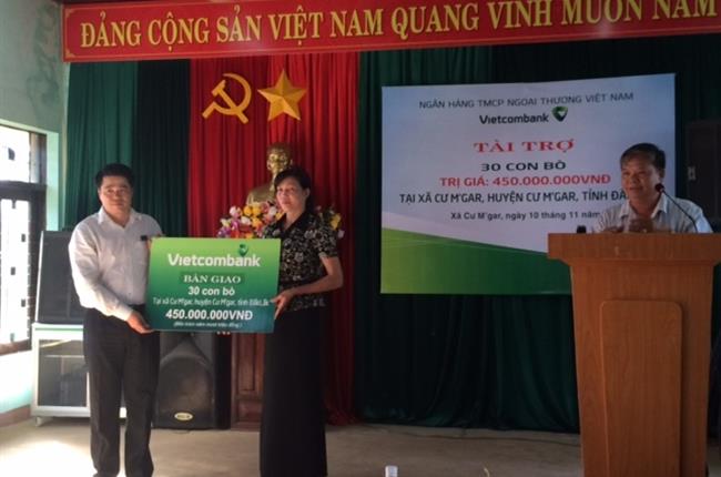 Vietcombank trao tặng 30 con bò giống trị giá 450 triệu đồng cho hộ nghèo xã CưM’gar, huyện CưM’gar, tỉnh Đắk Lắk