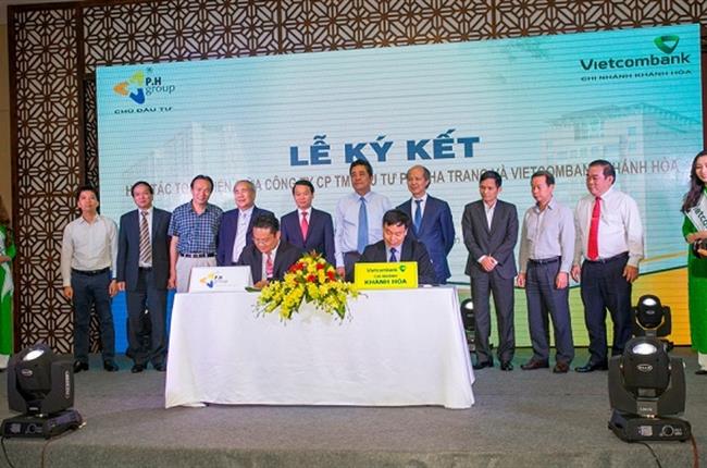 Vietcombank Khánh Hòa ký kết thỏa thuận hợp tác toàn diện với Cty CPTM Đầu tư P.H Nha Trang