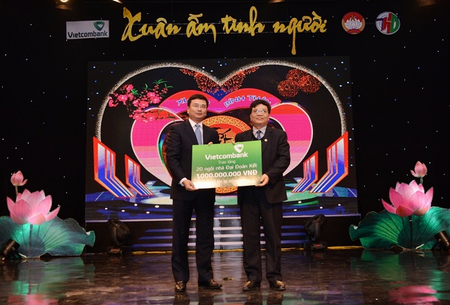 Vietcombank trao tặng 1,2 tỷ đồng tại chương trình “Xuân ấm tình người” 2016