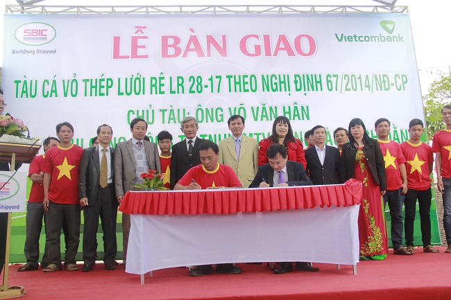 Vietcombank Quảng Ngãi bàn giao tàu vỏ thép cho ngư dân vay vốn theo Nghị định 67