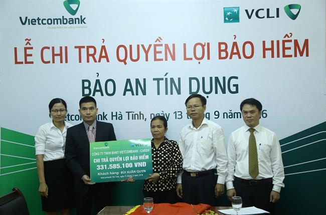 Vietcombank Hà Tĩnh và VCLI chi trả hơn 330 triệu đồng quyền lợi bảo hiểm Bảo An Tín Dụng cho khách hàng