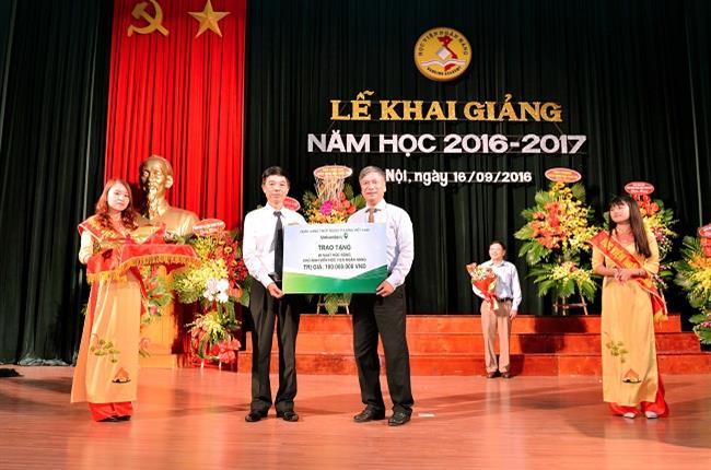 Vietcombank tặng học bổng cho sinh viên của học viên ngân hàng