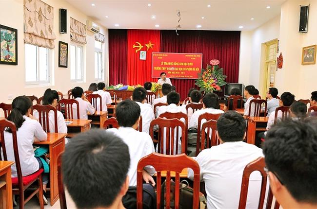 Vietcombank tặng học bổng cho học sinh xuất sắc có hoàn cảnh khó khăn trường thpt chuyên đại học sư phạm Hà Nội