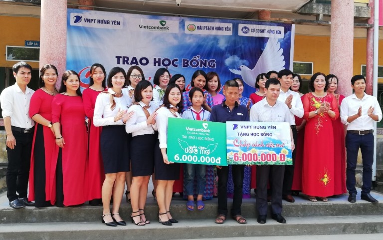 Vietcombank Hưng Yên đồng hành cùng Chương trình “Chắp cánh ước mơ” tặng học bổng cho học sinh nghèo