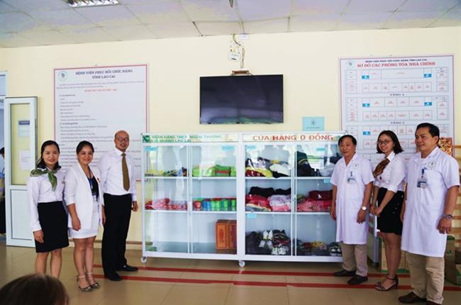 Vietcombank Lào Cai tặng tủ và ghế đá cho Bệnh viện điều dưỡng & phục hồi chức năng tỉnh Lào Cai