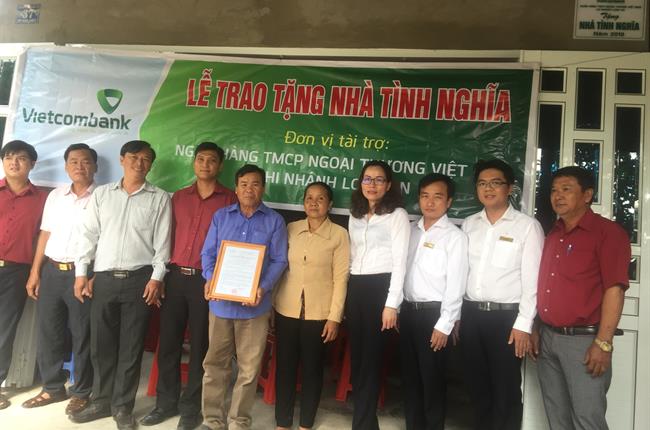 Vietcombank Long An trao nhà tình nghĩa cho hộ dân có hoàn cảnh khó khăn tại huyện Mộc Hóa, tỉnh Long An