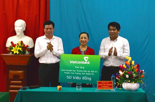 Vietcombank tặng học bổng cho học sinh dân tộc và 5.500 cân gạo cho đồng bào dân tộc huyện Con Cuông, Tương Dương tỉnh Nghệ An