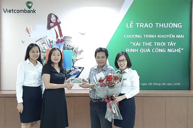 Vietcombank Bắc Ninh tổ chức trao giải Chương trình “Xài thẻ trời tây, Rinh quà công nghệ"