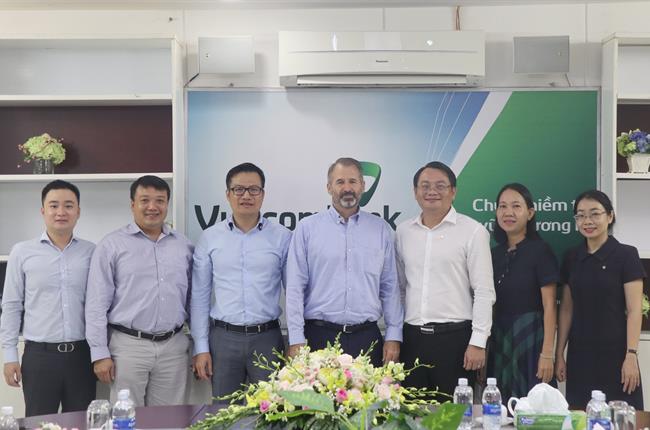 Giám đốc quốc gia khu vực Việt Nam, Lào, Campuchia của Tổ chức Tài chính quốc tế (IFC) đến thăm và làm việc với Vietcombank Cần Thơ