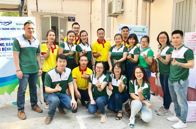 Đoàn viên thanh niên Trụ sở chính Vietcombank tặng quà Trung thu cho bệnh nhân có hoàn cảnh khó khăn tại Bệnh viện Việt Đức