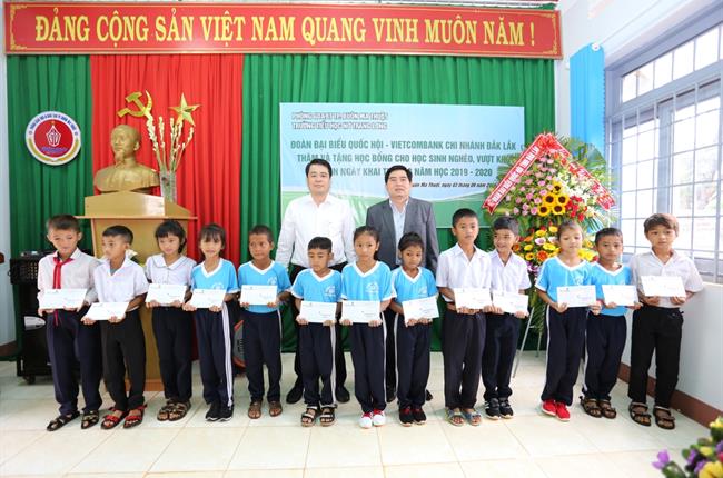 Vietcombank Đắk Lắk trao tặng 50 suất học bổng cho các cháu học sinh nghèo tại Trường tiểu học Nơ Trang Lơng, xã Cư Êbur 