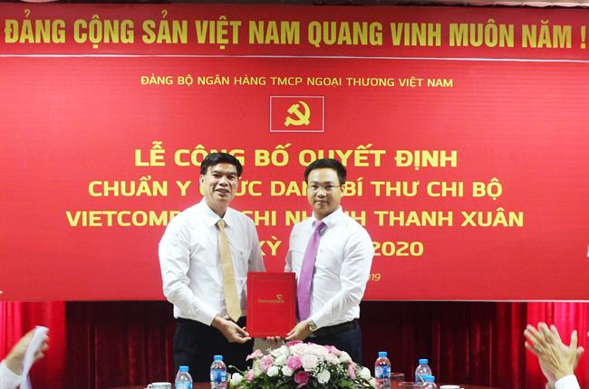 Đảng ủy Vietcombank công bố Quyết định chuẩn y chức danh Bí thư Chi bộ Vietcombank Thanh Xuân