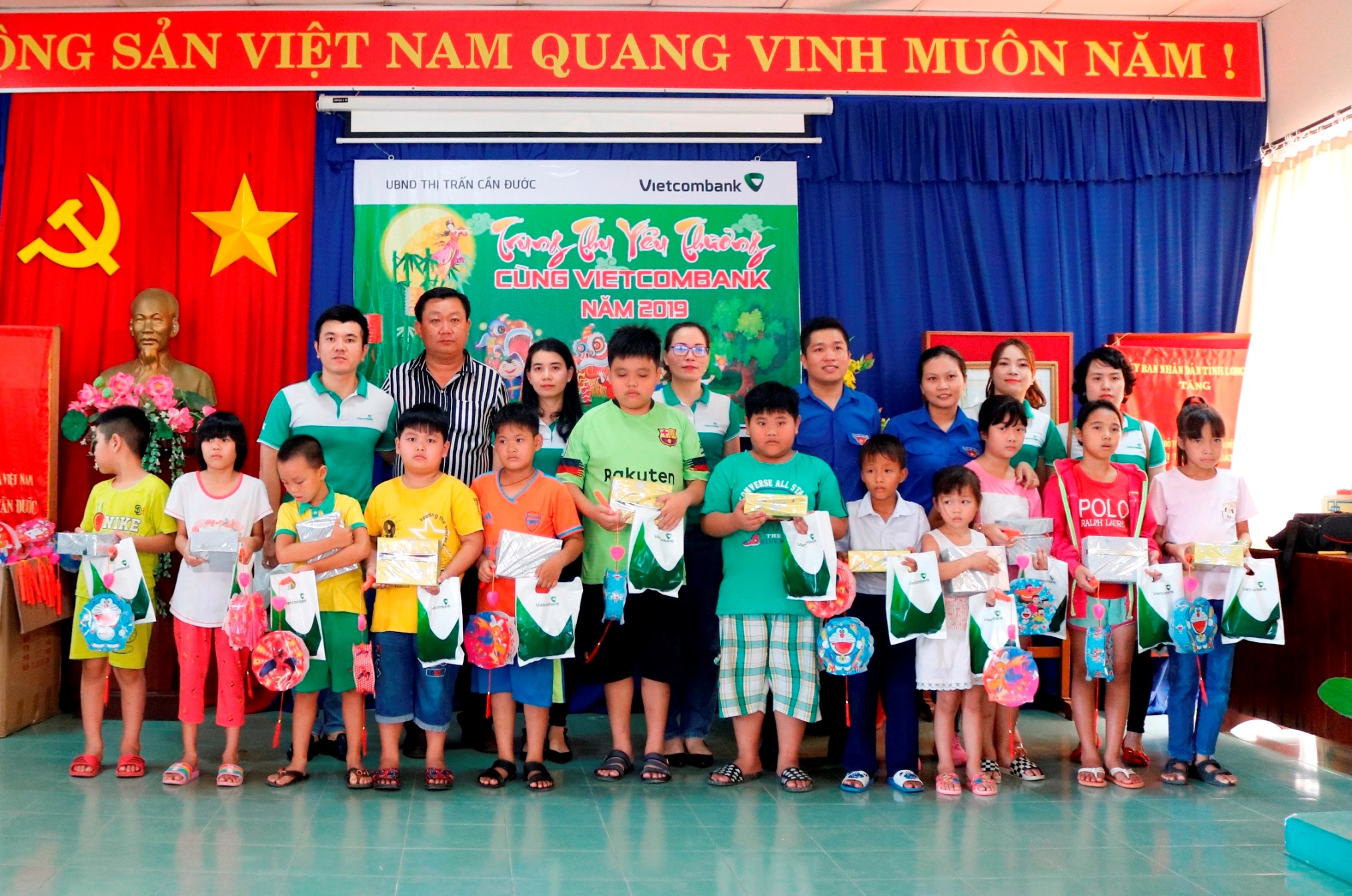 Vietcombank Long An tổ chức Trung thu yêu thương cho trẻ em nghèo tại thị trấn Cần Đước