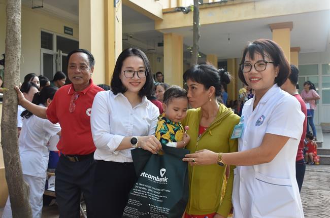 Vietcombank Vĩnh Phúc tặng quà Trung thu cho bệnh nhân nhi  dịp Trung thu 2019 