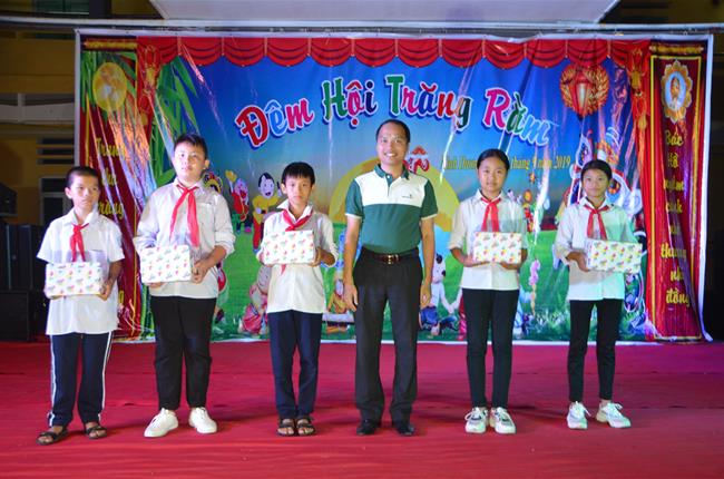 Chi đoàn Vietcombank Móng Cái  tặng quà cho học sinh có hoàn cảnh khó khăn nhân dịp Tết Trung thu