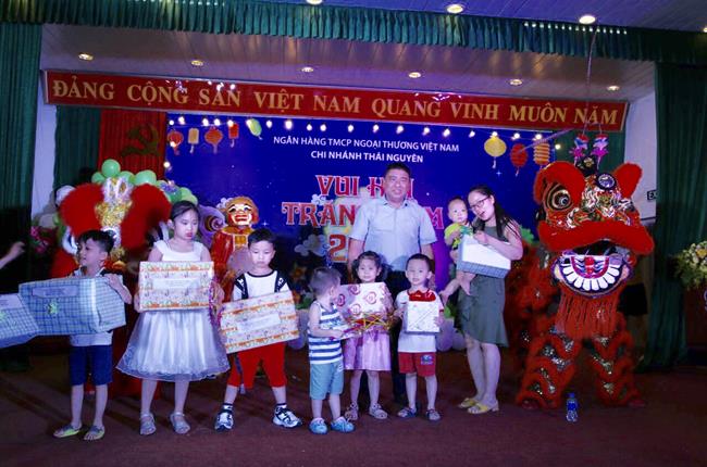 Vietcombank Thái Nguyên tổ chức Chương trình “Vui hội trăng rằm năm 2019” cho các cháu thiếu nhi là con CBNV