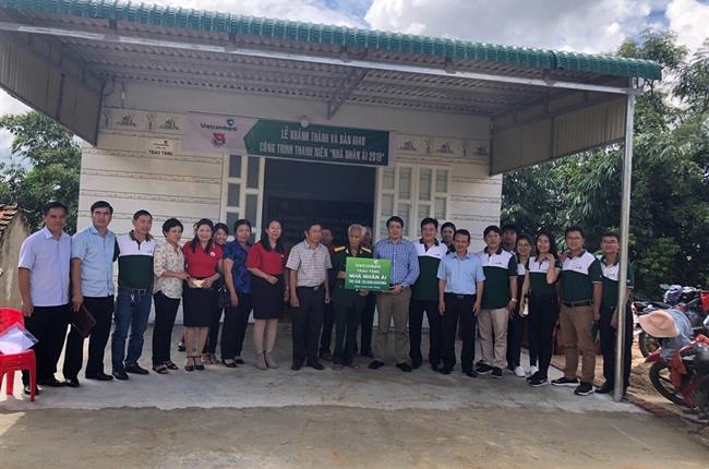 Vietcombank Đắk Lắk trao tặng nhà tình nghĩa cho gia đình cựu chiến binh có hoàn cảnh khó khăn 
