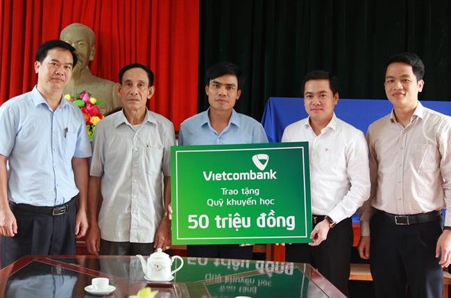 Vietcombank Phú Thọ tặng quỹ khuyến học cho Hội khuyến học xã Gia Điền, huyện Hạ Hòa, Tỉnh Phú Thọ