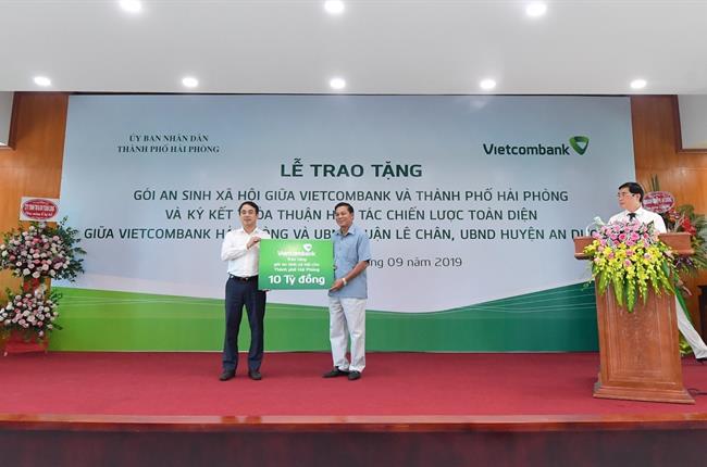 Vietcombank trao tặng gói ASXH trị giá 10 tỷ đồng cho thành phố Hải Phòng 