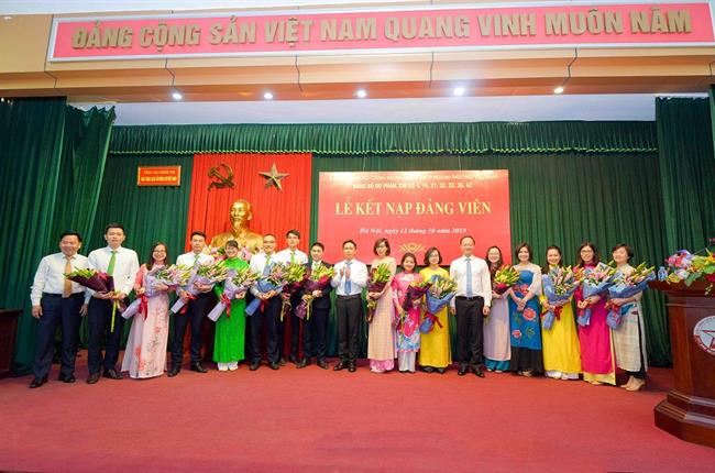 Đảng bộ Trụ sở chính Vietcombank tổ chức Lễ kết nạp đảng viên mới