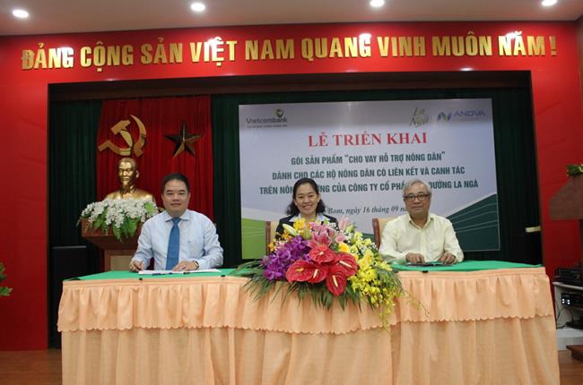Vietcombank Đông Đồng Nai kí thỏa thuận hợp tác triển khai gói sản phẩm “Cho vay hỗ trợ nông dân” dành cho các hộ nông dân có liên kết và canh tác trên nông trường của Công ty cổ phần mía đường La Ngà