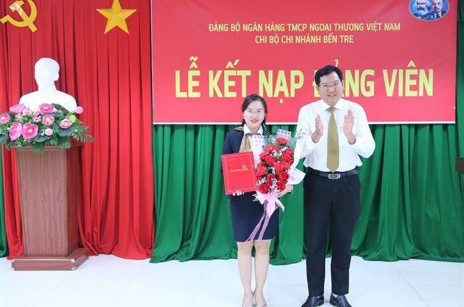 Chi bộ Vietcombank Bến Tre tổ chức Lễ kết nạp đảng viên mới